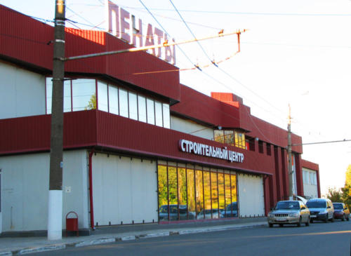 Слева от магазина "Пенаты" вход на полигон